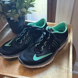 Nike Women's Black and Mint Athletic Shoes